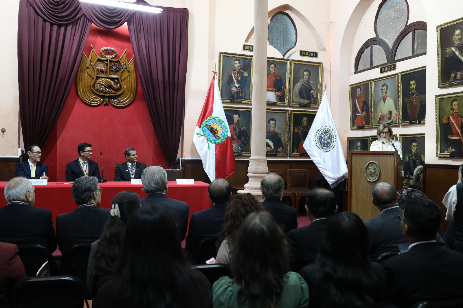 Expositora en el atril