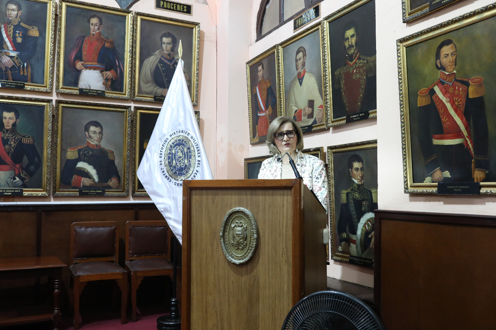 Expositora en el atril – primer plano