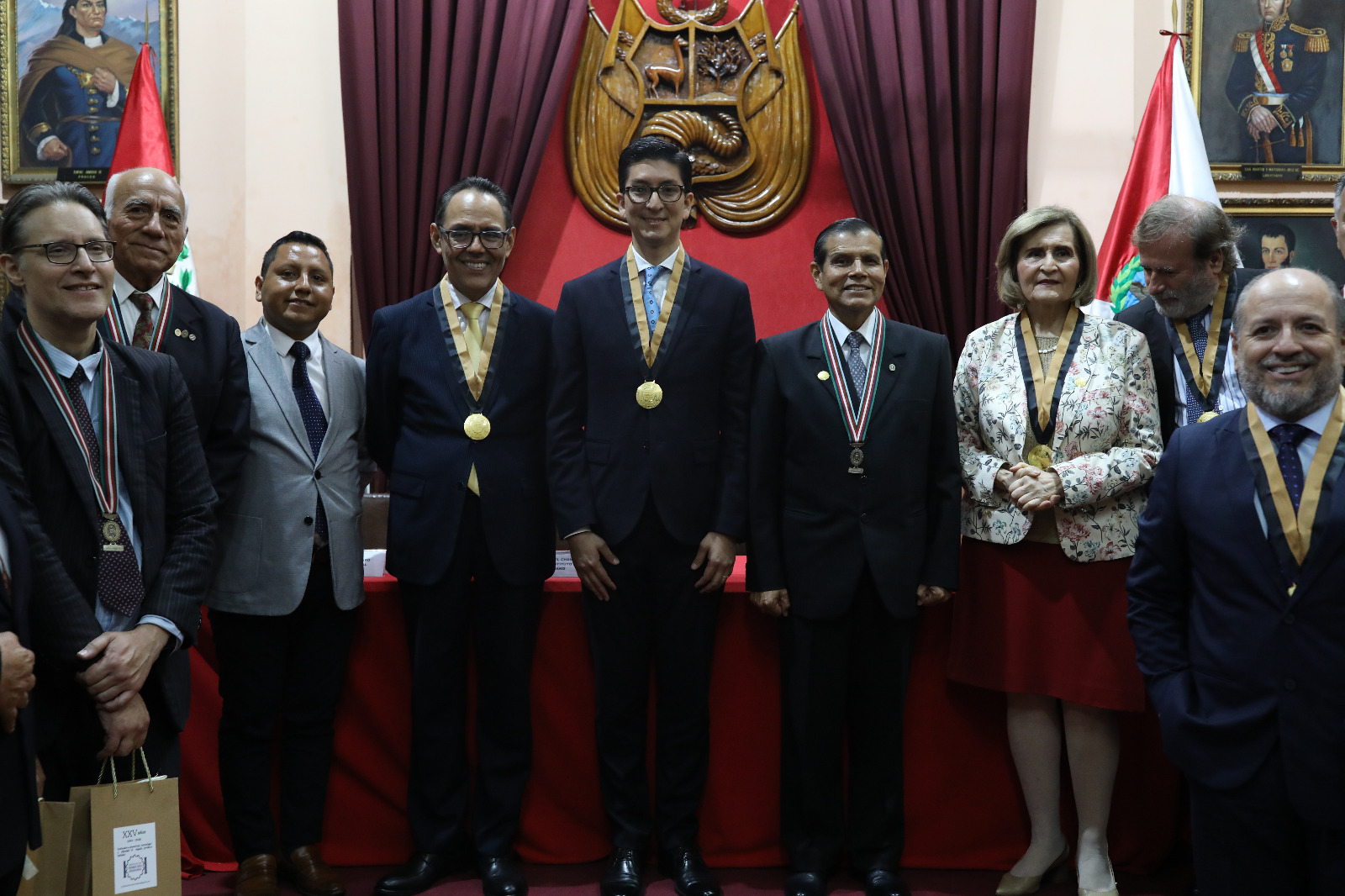 Foto grupal de condecorados en el salón