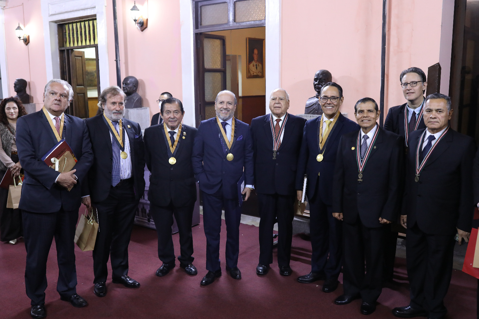 Foto grupal de condecorados